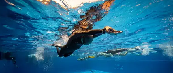 фотография фридайвинг в бассейне